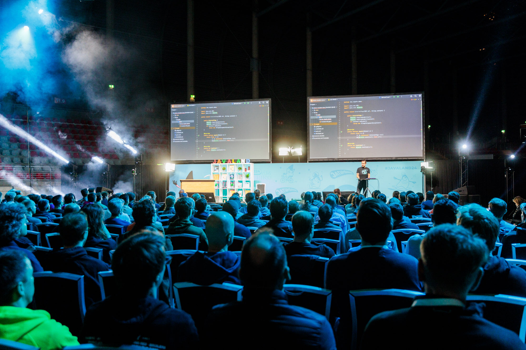 DOAG-Fachkonferenz als Plattform für Wissenstransfer und Community Teilnehmende verfolgen eine Keynote auf einer großen DOAG-Fachkonferenz mit technischem Schwerpunkt.