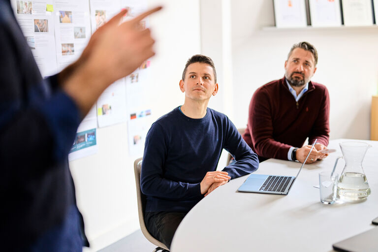 Wann sich professionelle Unterstützung für Suche lohnt Beratungssituation zur Optimierung einer internen Suchfunktion im Team