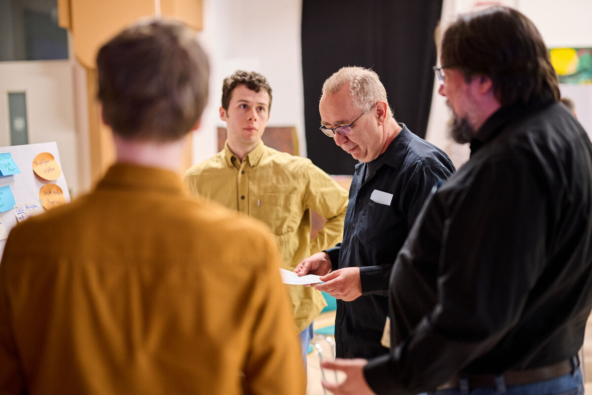 Workshop-Team arbeitet an der Optimierung einer digitalen Konferenzplattform.