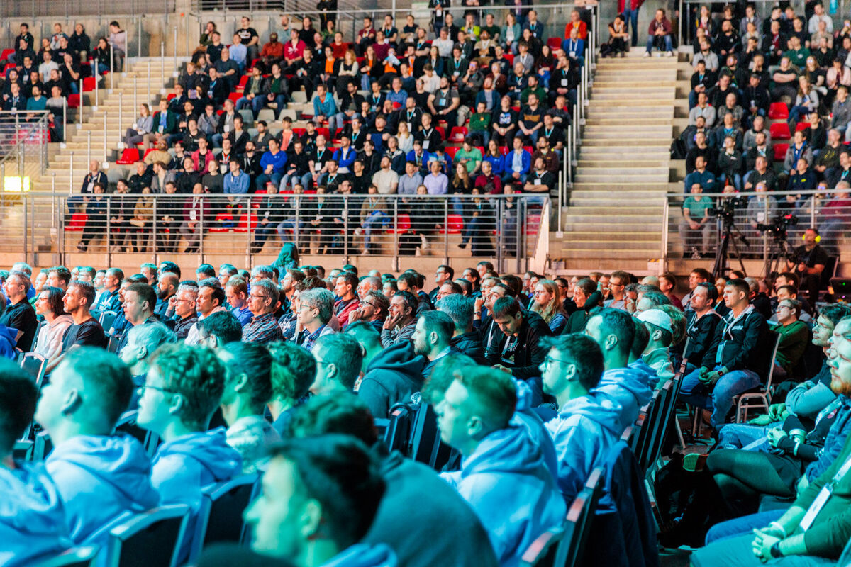 Teilnehmerinnen und Teilnehmer einer DOAG Konferenz im großen Veranstaltungsraum