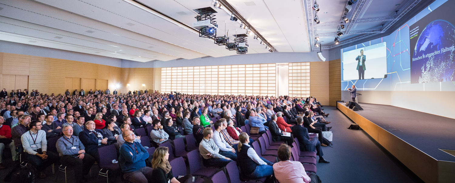 DOAG Konferenz – Ticketing-Lösung Große Konferenz der DOAG mit Fachpublikum während einer Präsentation auf der Bühne