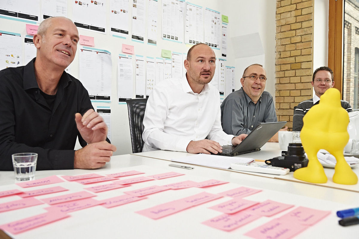 Wir verstehen uns als digitale Werkzeugmacher, erkennen die Anforderungen einer komplexen Aufgabe und entwerfen die passenden Lösungsansätze.