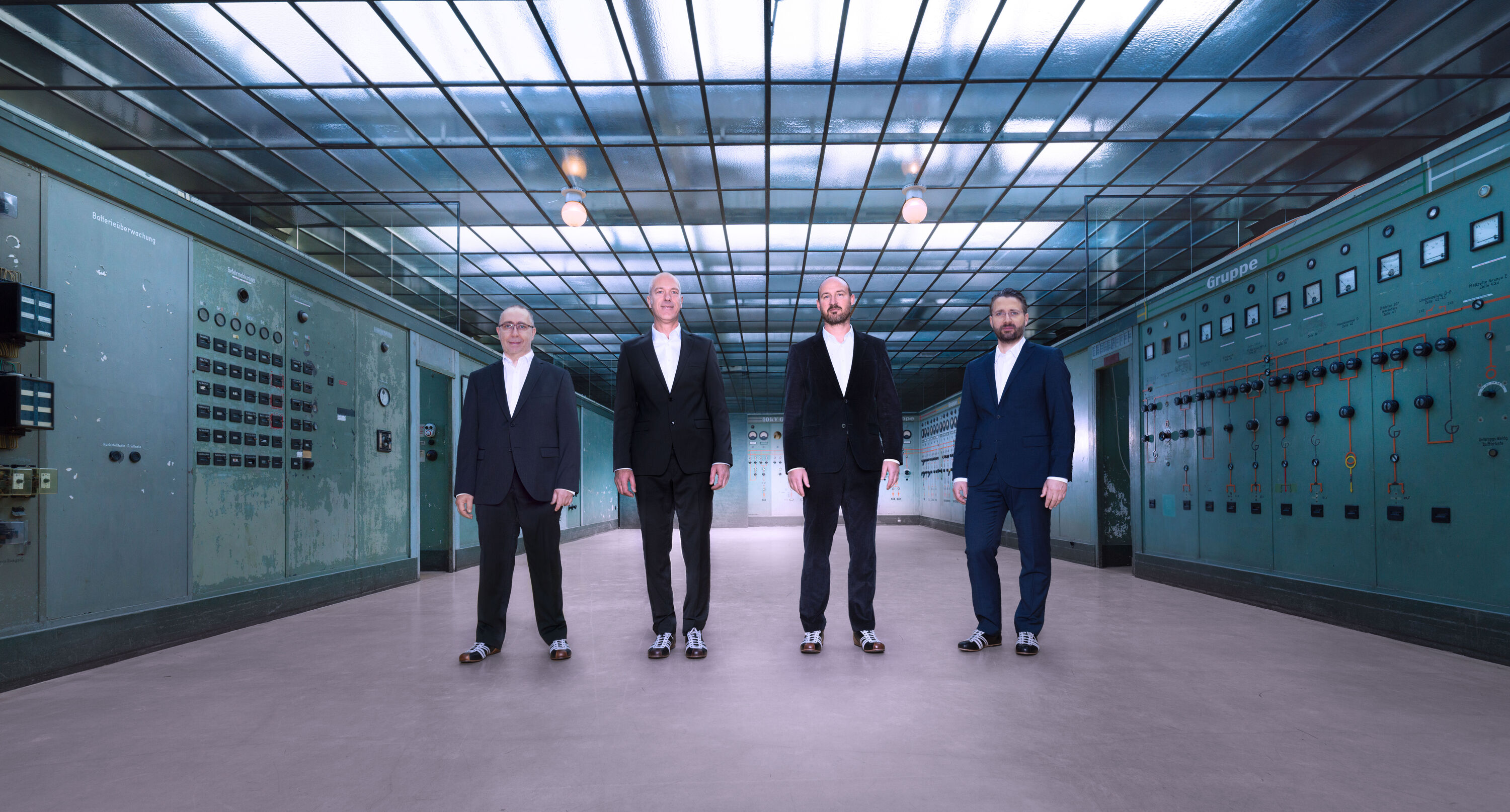 Geschäftsführung der escape GmbH im technischen Kontrollraum – Symbol für Systemverantwortung und digitale Plattformarchitektur