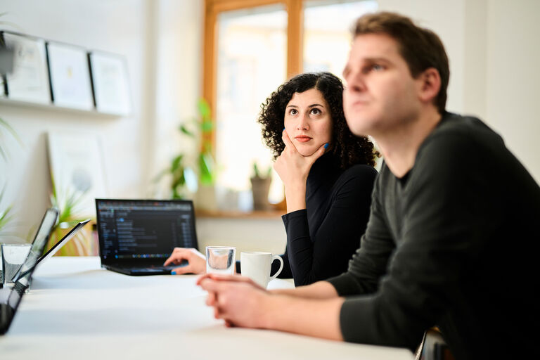 Softwareentwickler von escape bei der Arbeit an einer integrierten Plattformarchitektur.