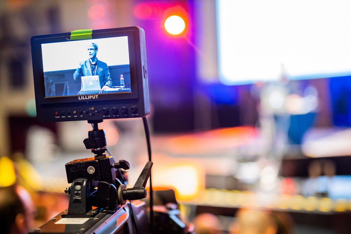 Aufzeichnung eines Vortrags auf einem Kameramonitor – typische Nutzung für Replay- und On-Demand-Funktionen einer digitalen Konferenzplattform.