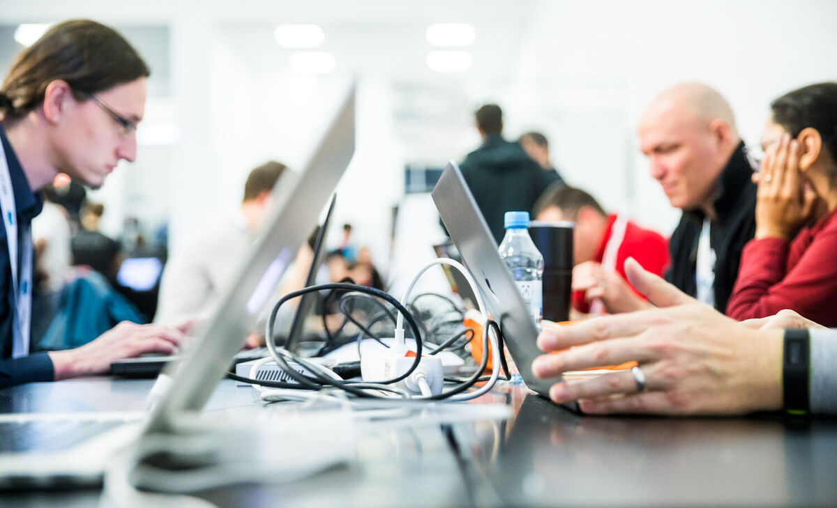 Community-Mitglieder bewerten eingereichte Vorträge digital im Call-for-Paper-Prozess der DOAG.