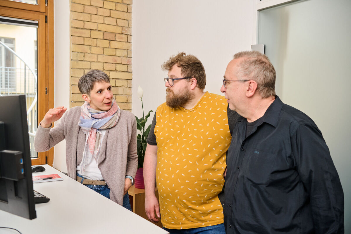 Team bespricht Daten am Arbeitsplatz – Symbol für Nutzersegmentierung und personalisierte Erlebnisse.