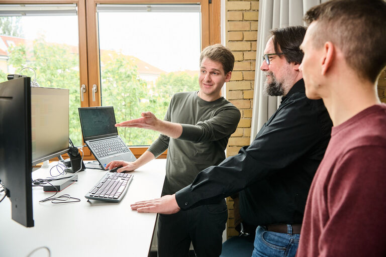 Entwicklerteam arbeitet an individuellen CMS-Lösungen für Unternehmen.