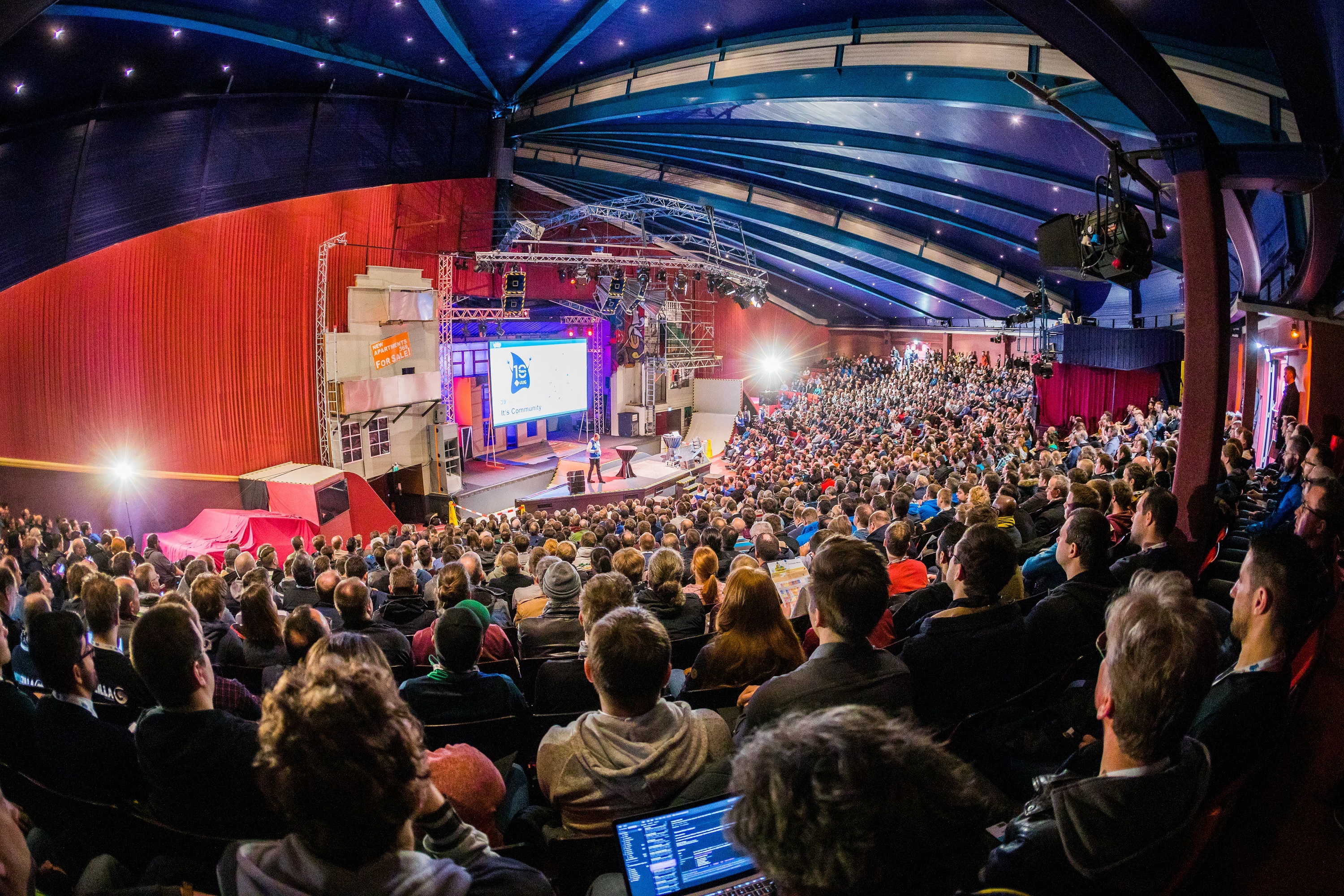 Teilnehmende einer DOAG-Fachkonferenz verfolgen Vorträge im Rahmen eines Community-basierten Konferenzprogramms.