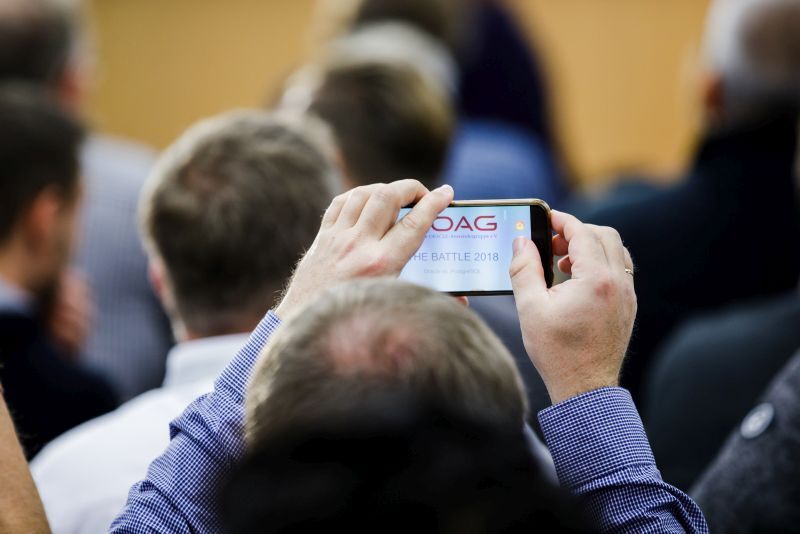 Smartphone-Nutzung während Konferenz Teilnehmer nutzt die digitale Agenda auf dem Smartphone während einer DOAG-Konferenz.