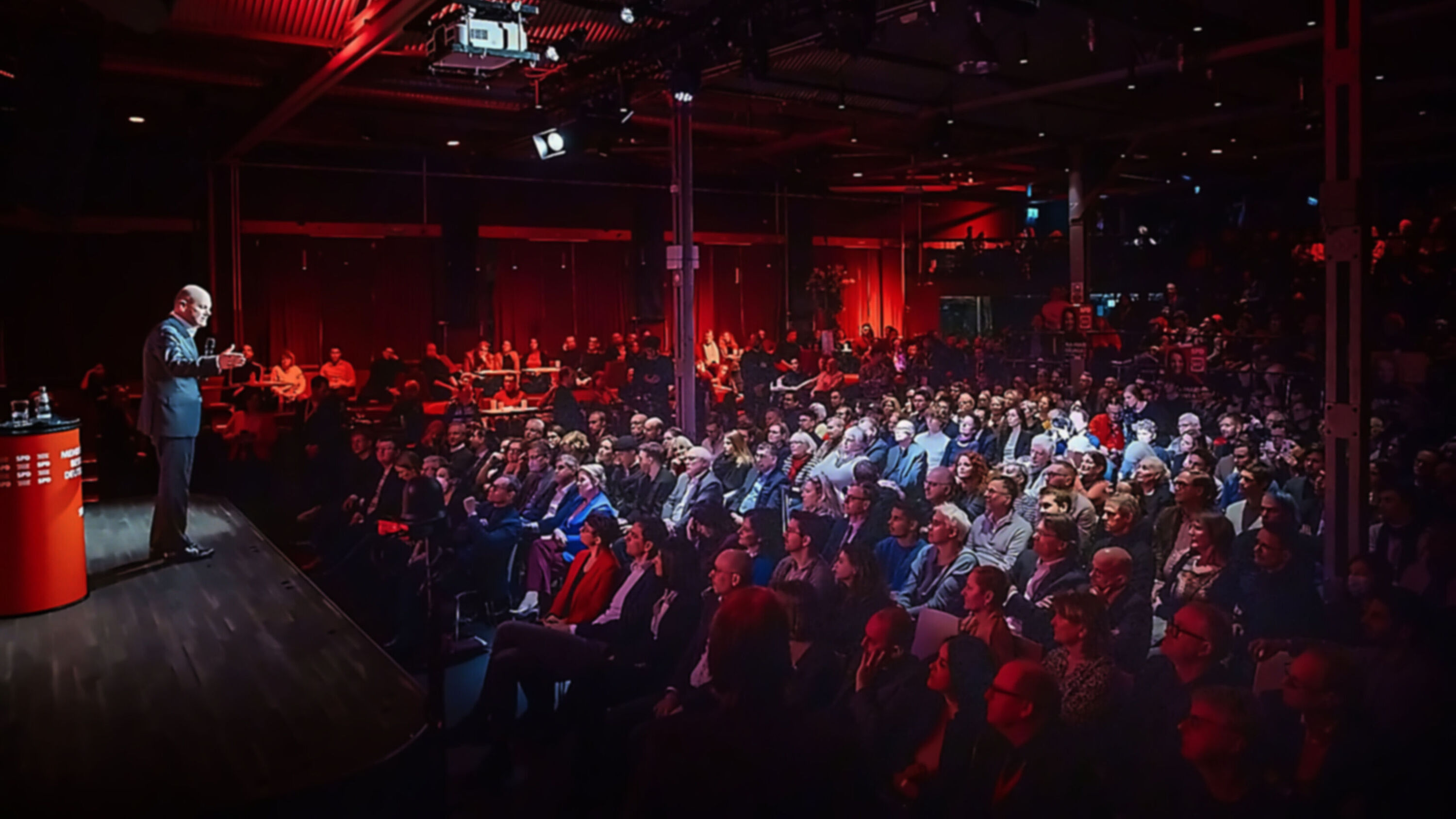 Bundespolitische Veranstaltung der SPD mit Publikum während eines Auftritts von Olaf Scholz
