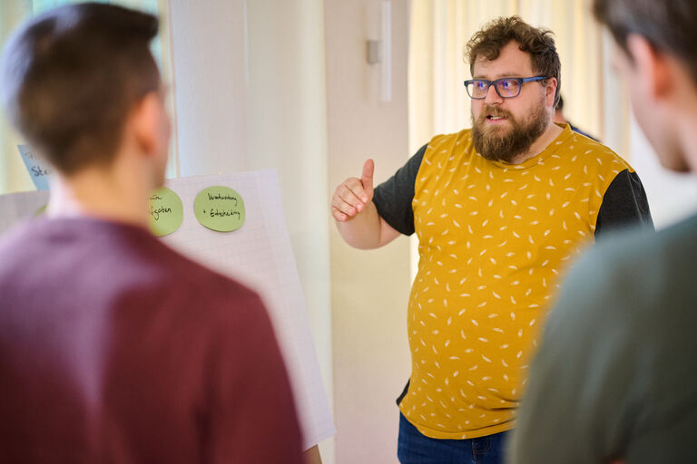 Software-Entwickler arbeiten an individueller PIM-Lösung für E-Commerce