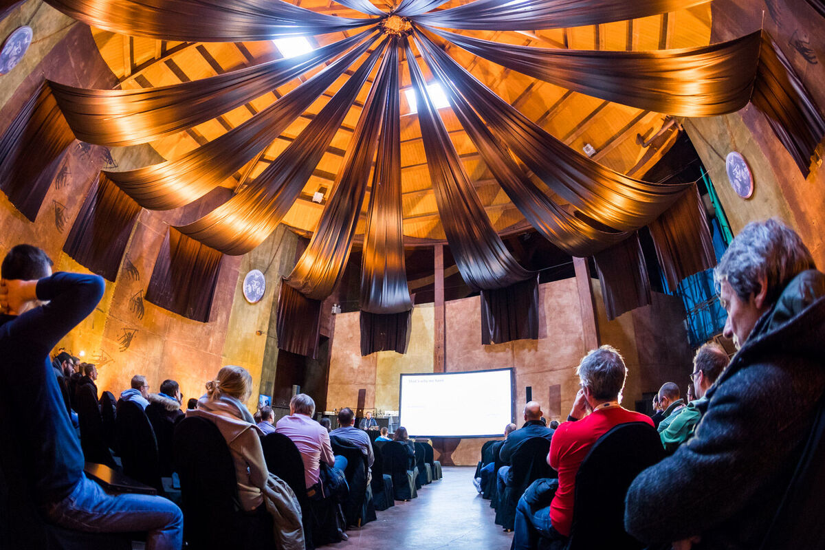 Teilnehmende einer DOAG-Fachkonferenz verfolgen Vorträge in einem umfangreichen Konferenzprogramm. 