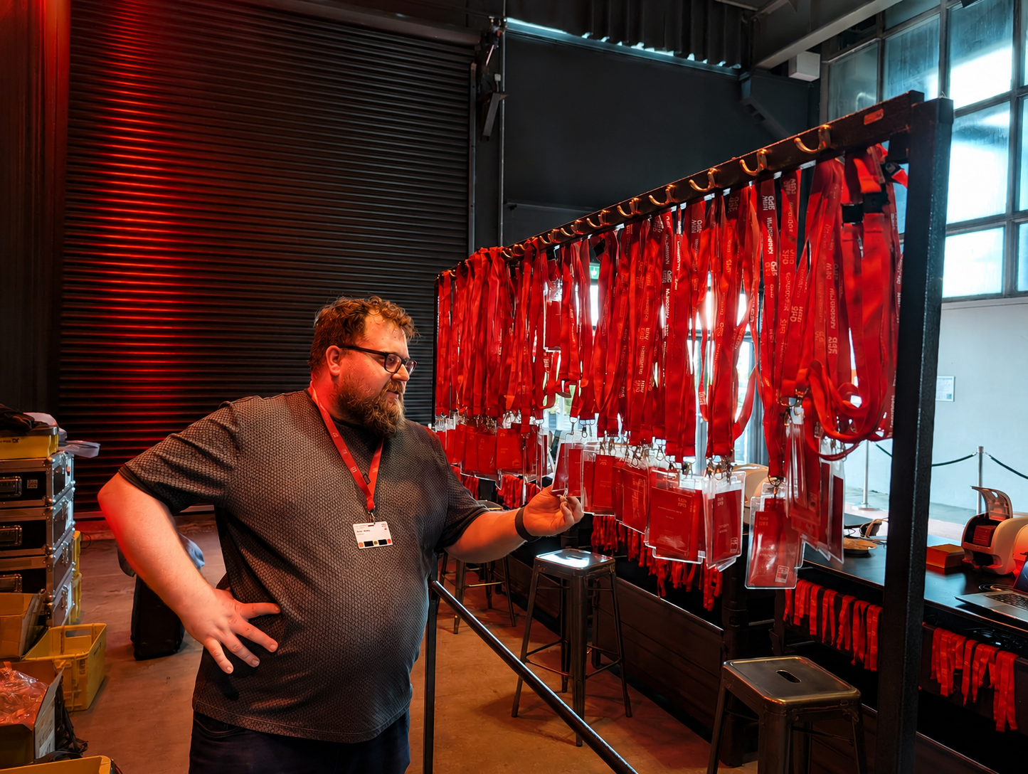 Martin von escape bereitet Badges und Lanyards für die Akkreditierung einer Konferenz vor.