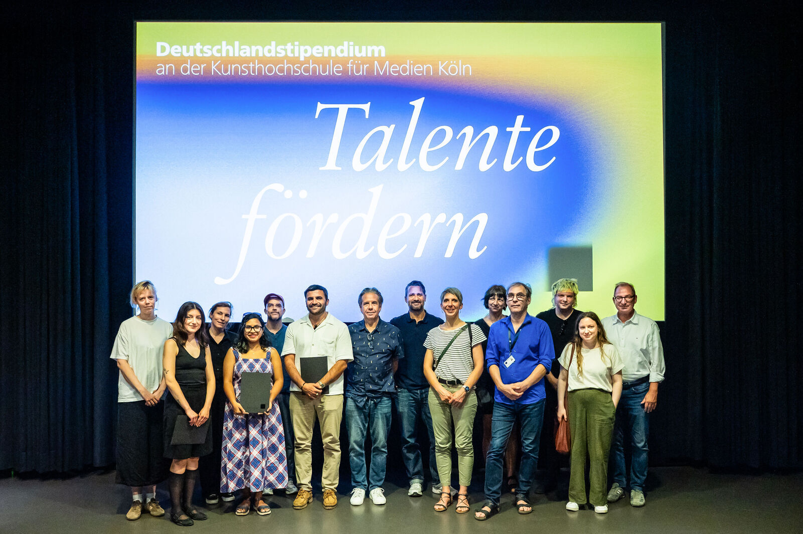 Erste Deutschlandstipendien der KHM 2026 Gruppenfoto mit Stipendiat*innen, Jury-Professor*innen, Rektor Antlfinger und den anwesenden Förder*innen, darunter escape