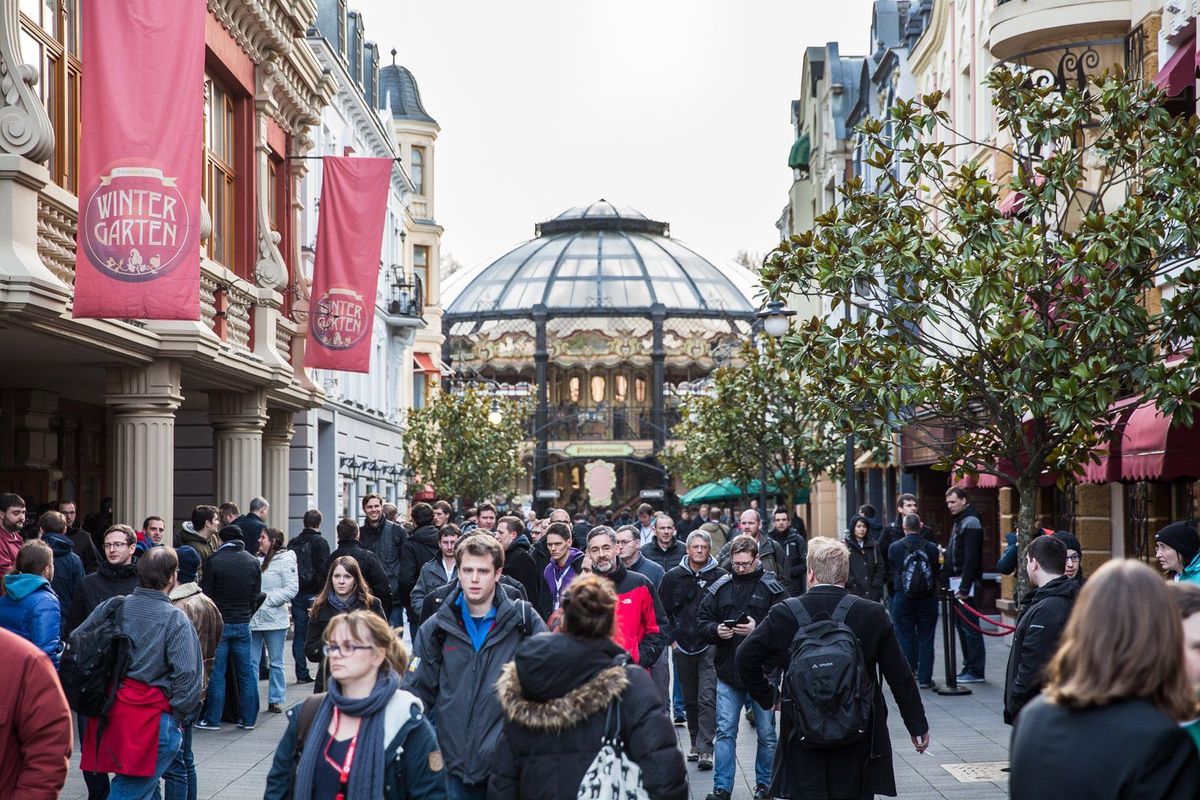 Die Besucher der JavaLand laufen im Vergnügungspark auf der Hauptstraße des Vergnügungsparks. 