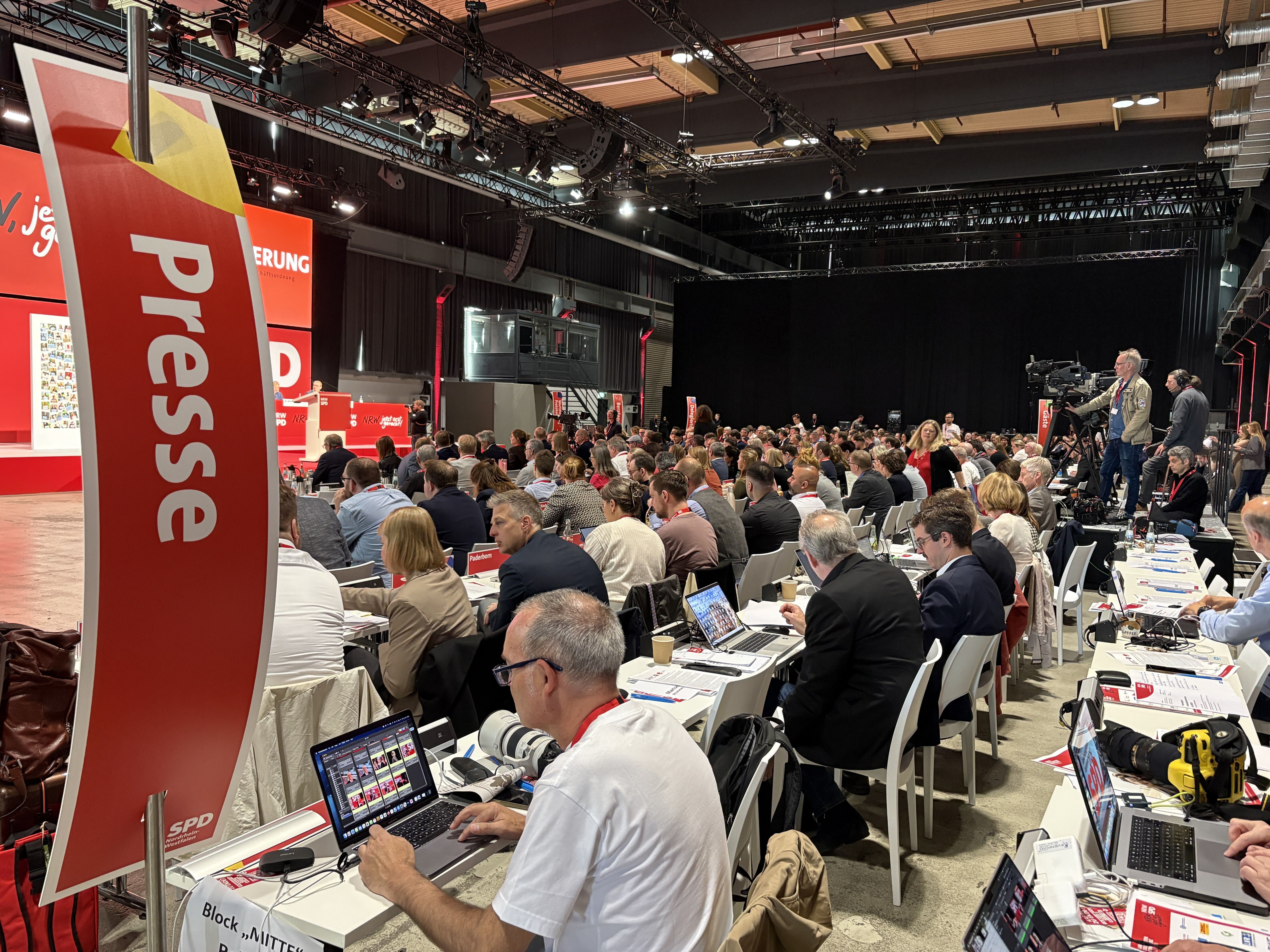 Konferenzsaal mit mehreren hundert Teilnehmenden nach erfolgreicher Akkreditierung.
