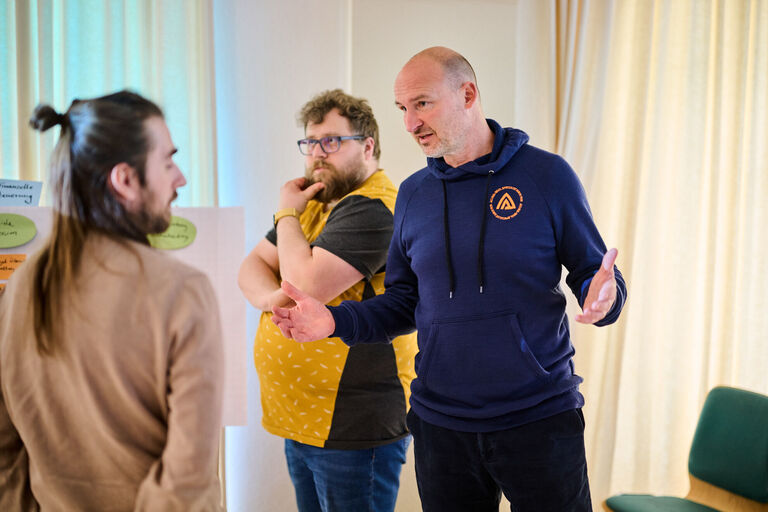 Workshop mit Entwicklerteam zur modernen Softwareentwicklung Entwicklerteam im Workshop bei der Planung moderner Softwarearchitektur