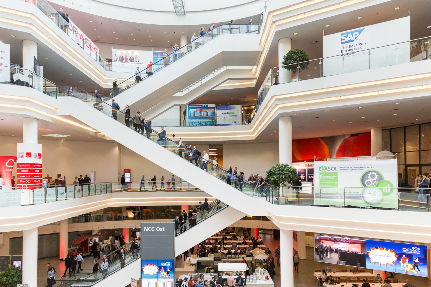 Teilnehmende einer DOAG-Fachkonferenz orientieren sich im umfangreichen Veranstaltungsprogramm