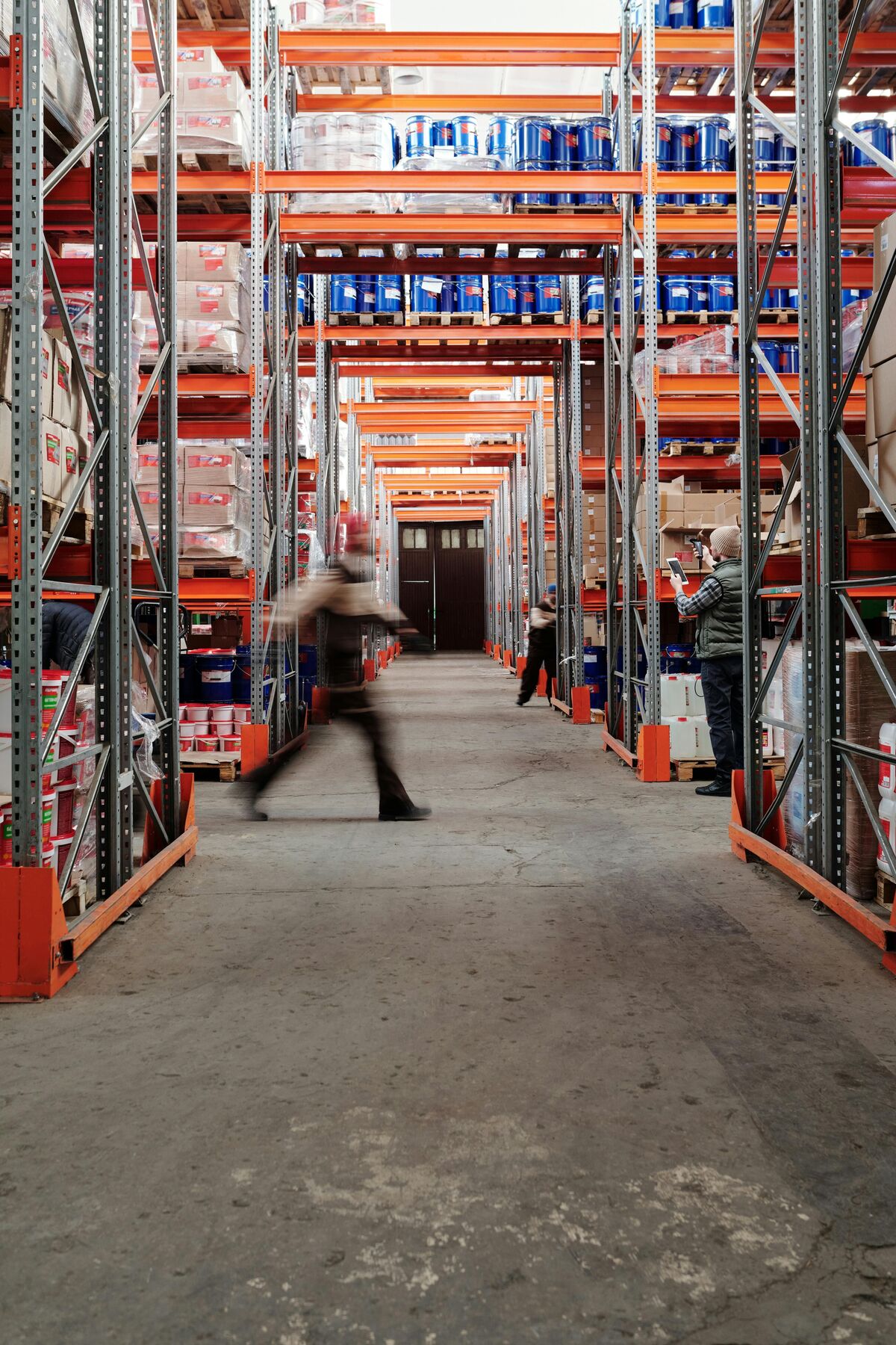 Logistikprozesse für flexible Bestellmodelle Lagerumgebung mit Mitarbeitenden, die Bestände prüfen – Symbol für Pre-Order-, Backorder- und Dropshipping-Prozesse im E-Commerce.