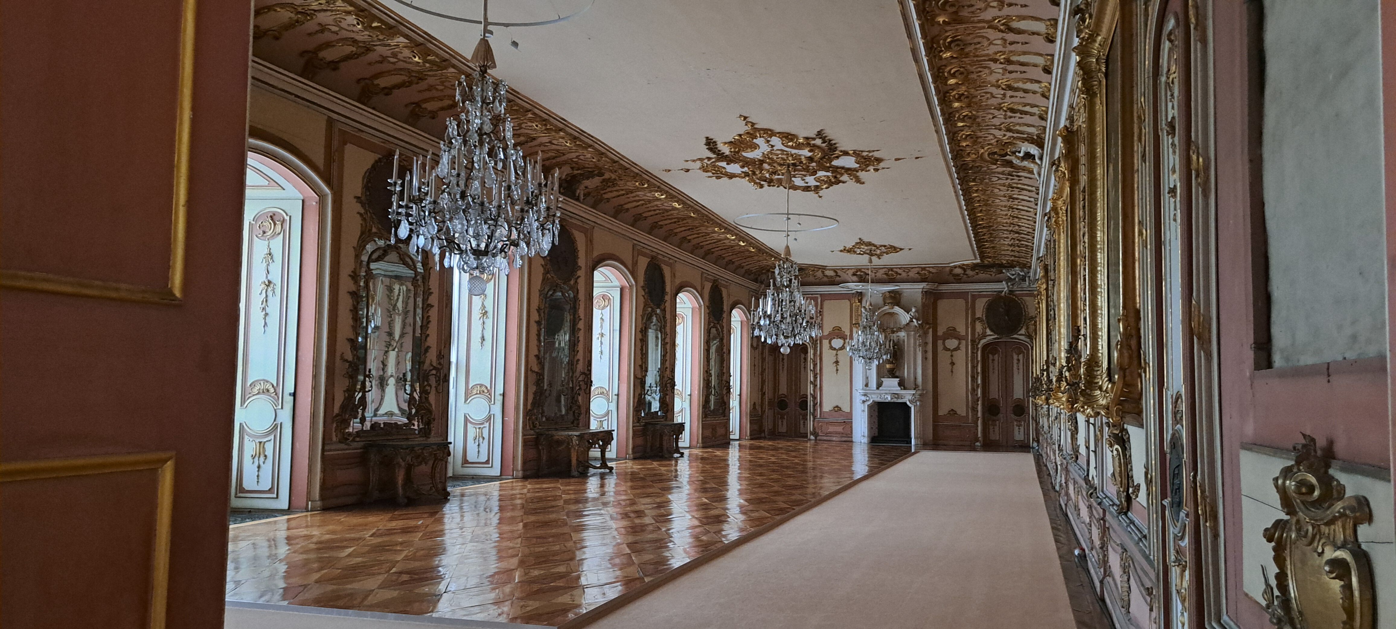 Prunkvoller Spiegelsaal nach dem Vorbild von Versailles im Potsdamer Neuen Palais