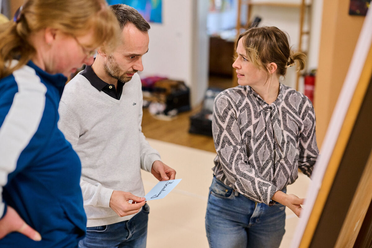 Workshop zur Systemarchitektur mit Standardsoftware-Integration Entwicklerteam im Workshop zur Integration von Standardsoftware wie CMS, CRM, E-Commerce- und HR-Systemen