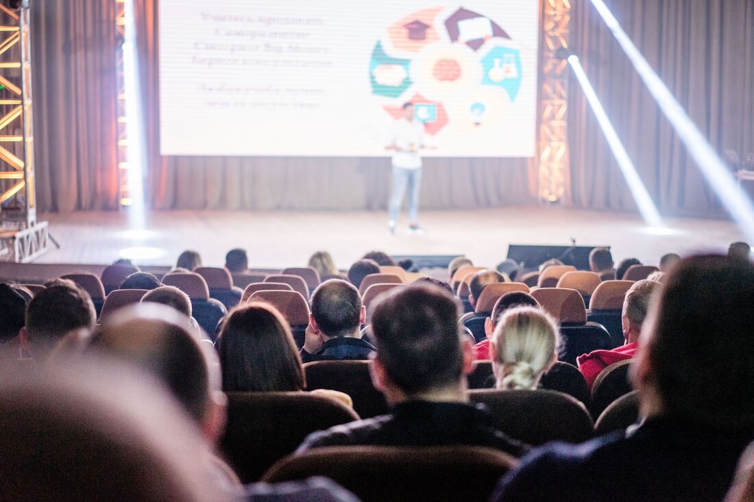 Publikum bei einem Vortrag auf einer Fachkonferenz Fachkonferenz-Tickets verkaufen: Das Programm reicht nicht