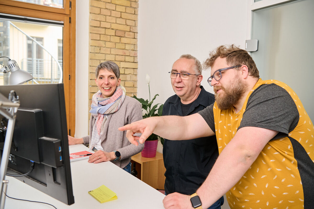 Entwicklerteam bei der Durchführung von Tests