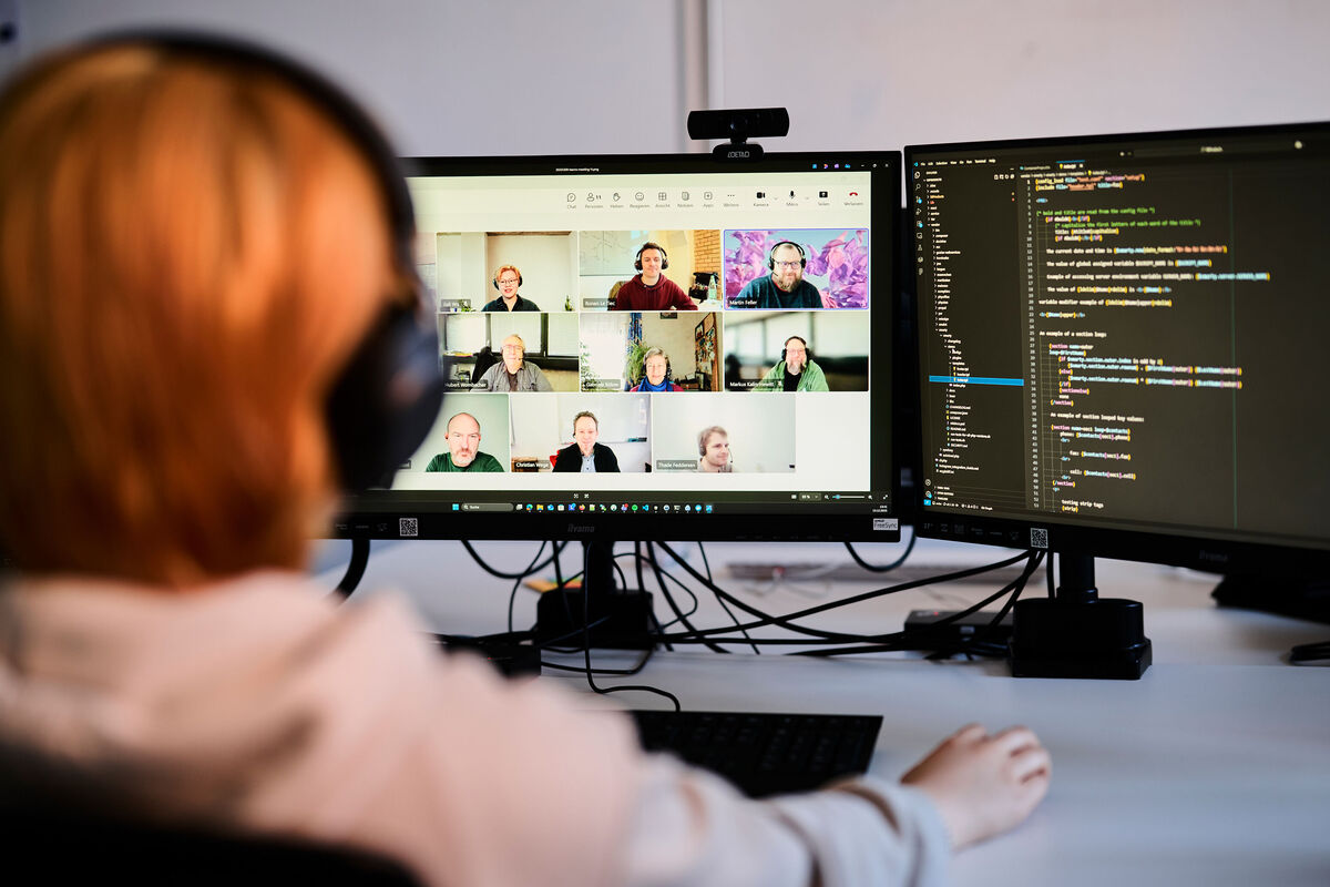 Softwareentwicklung im interdisziplinären Team mit Videokonferenz und Code-Umgebung.