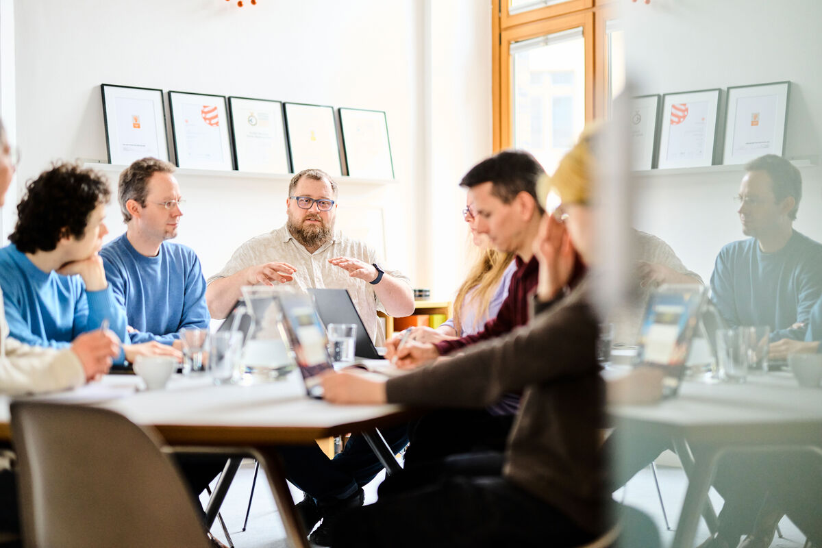 Team plant Wahlkampfstrategie und analysiert Daten für Kampagnenplanung