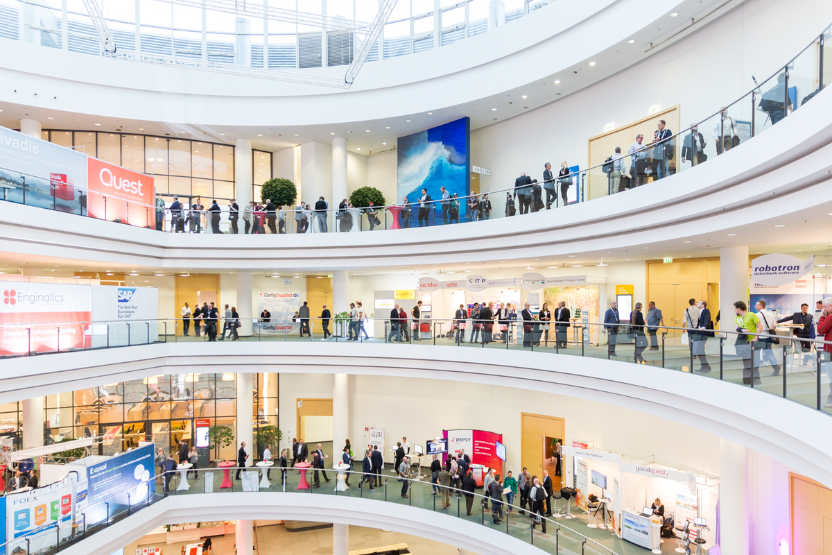 Im Nürnberger Messezentrum bewegen sich die Besucher der DOAG Konferenz + Ausstellung auf den unterschiedlichen Ebenen des lichtdurchfluteten Rondells. 