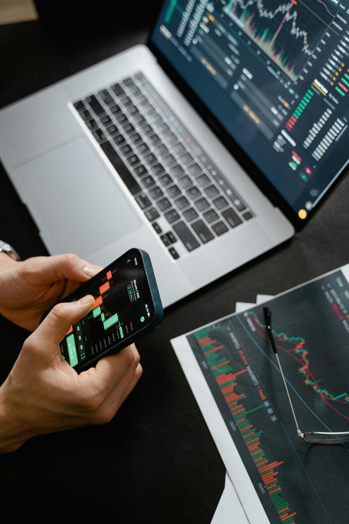 System-Monitoring mit Grafana: Live-Dashboards für Servermetriken und Performanceanalyse Grafana-Dashboard zur Echtzeit-Überwachung von Serverleistung, CPU-Auslastung, Speicherverbrauch und Netzwerktraffic